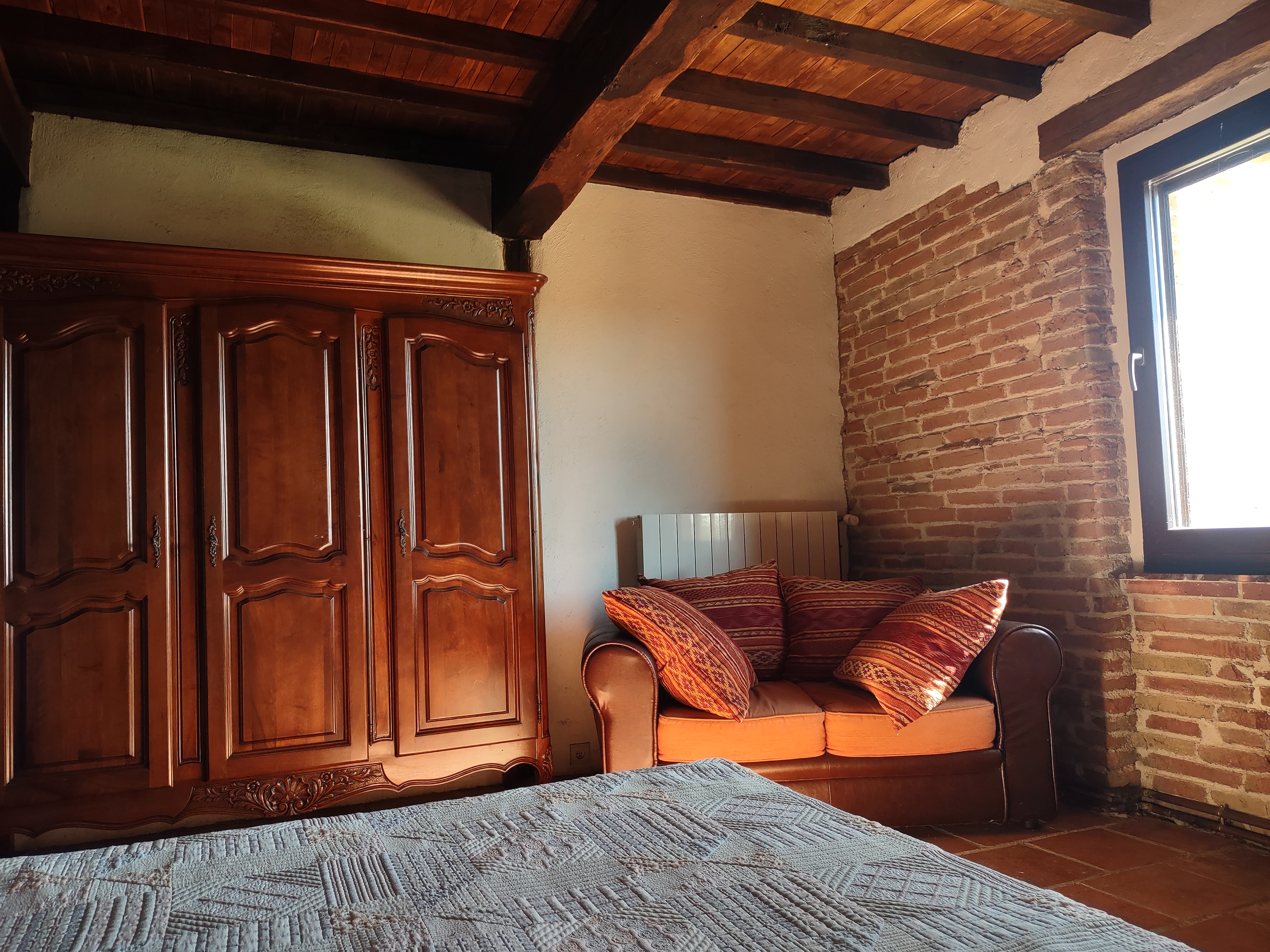 Chambre typique avec mur en pierre