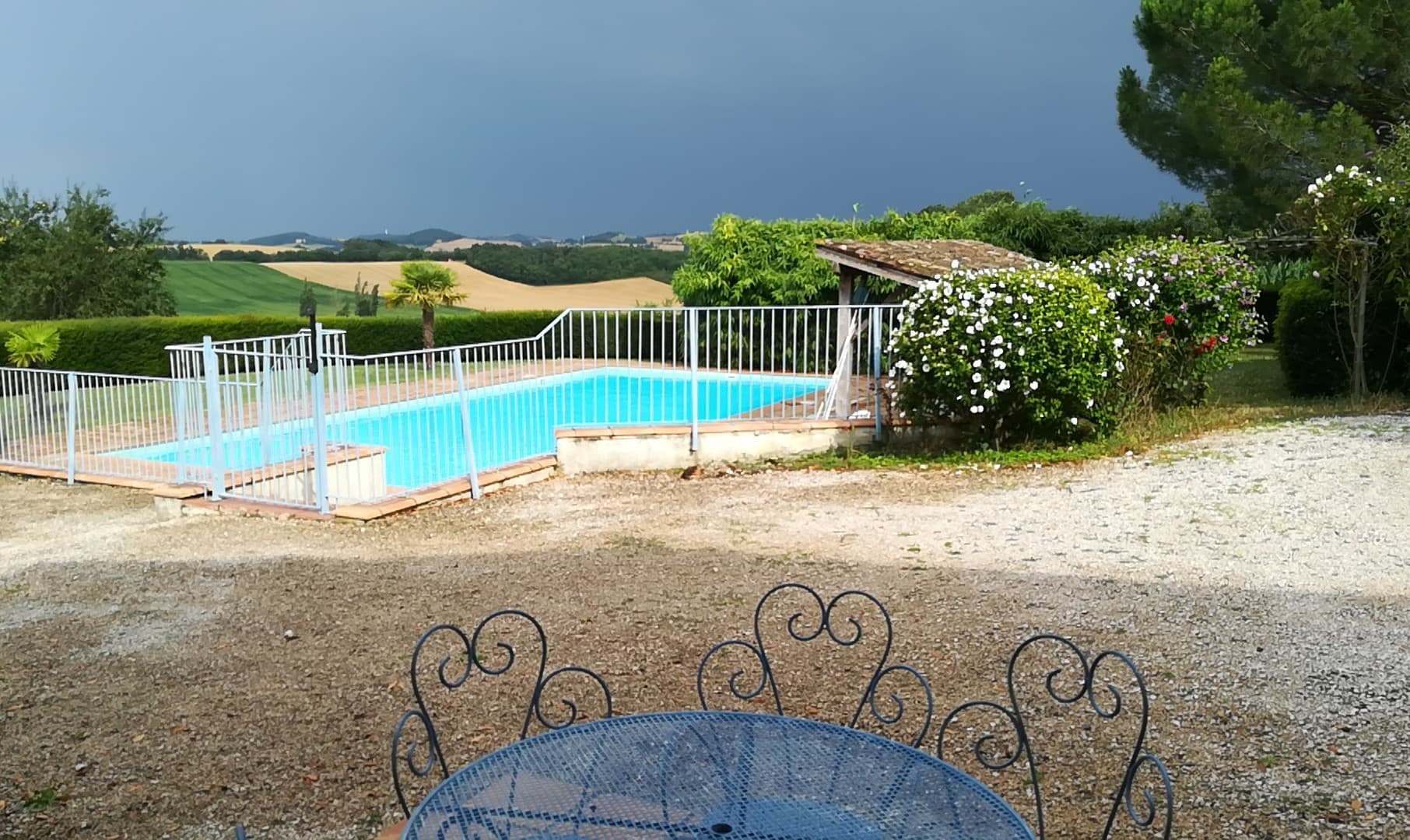 Vue de la campagne et de la piscine