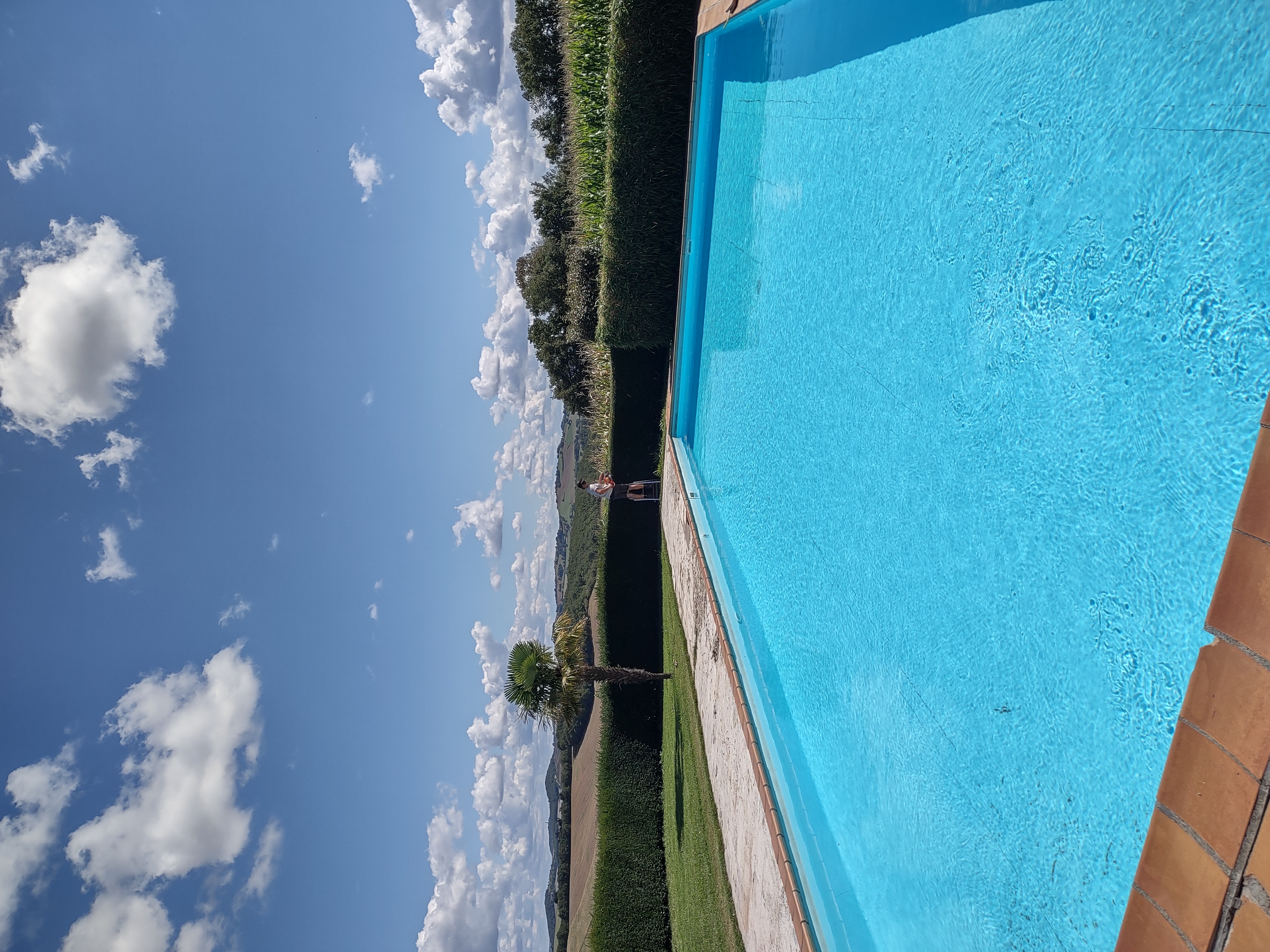 Vue extérieure de la maison et de la piscine