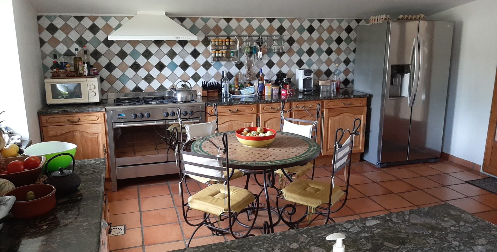 La cuisine avec vue vers l'escalier