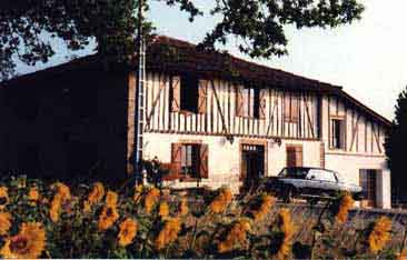 Vue de l'avant de la maison,View of the front of house to rent in the gers